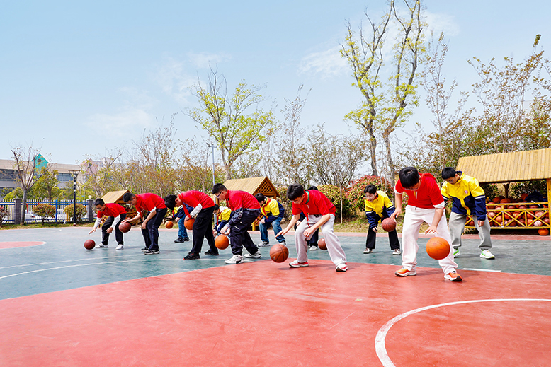 縣人民路實驗小學籃球特色班學生練習運球