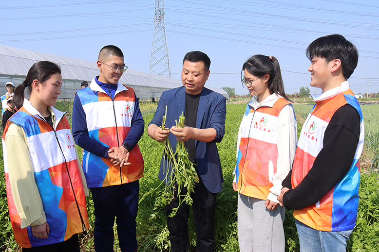 縣圓夢志愿者服務中心志愿者來到野塘生態(tài)農業(yè)公司