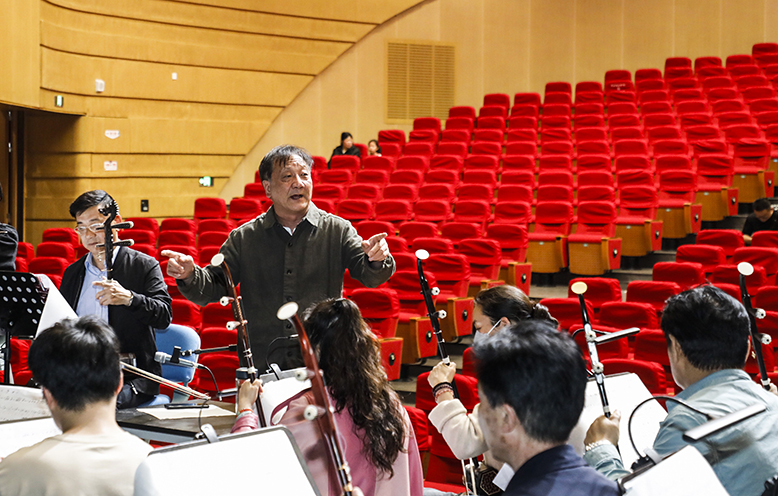 大型淮劇《顧正紅》演職人員加緊排練