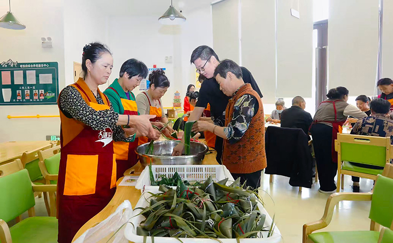 澄樂(lè)居養(yǎng)老服務(wù)中心開(kāi)展“粽情艾意 品味端午”主題活動(dòng)