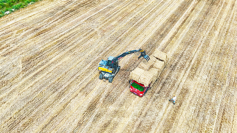 我縣大力推廣秸稈機(jī)械化打捆離田