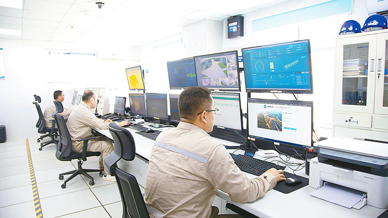 三峽濱海儲能電站工作人員執(zhí)行電力調度指令和開展安全隱患排查工作