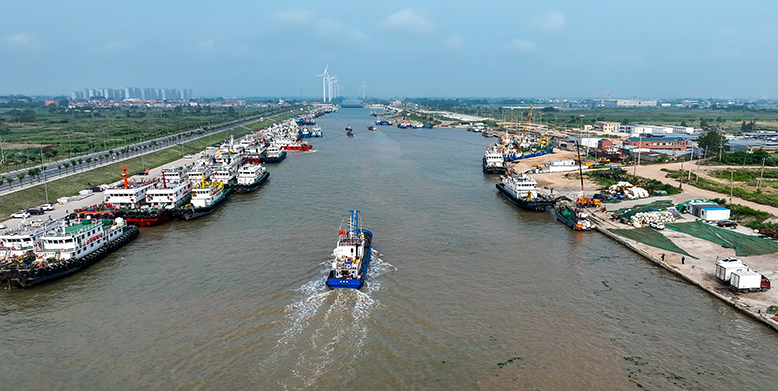 滿載銀魚的漁船陸續(xù)駛回翻身河漁港