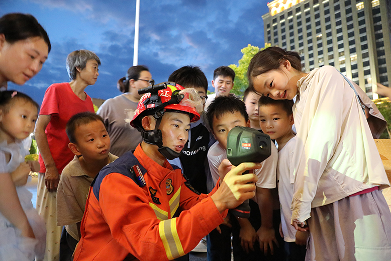 點(diǎn)亮星空“偶遇火焰藍(lán)”消防夜市主題活動(dòng)