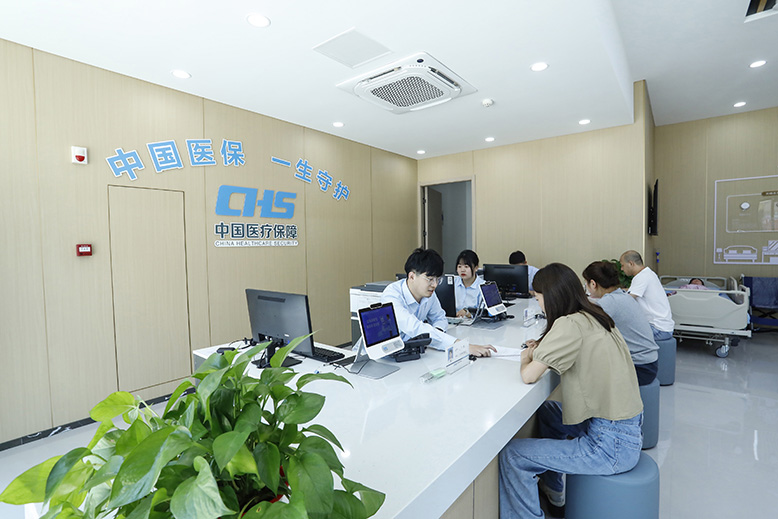 長期護(hù)理保險(xiǎn)服務(wù)大廳工作人員向群眾介紹業(yè)務(wù)