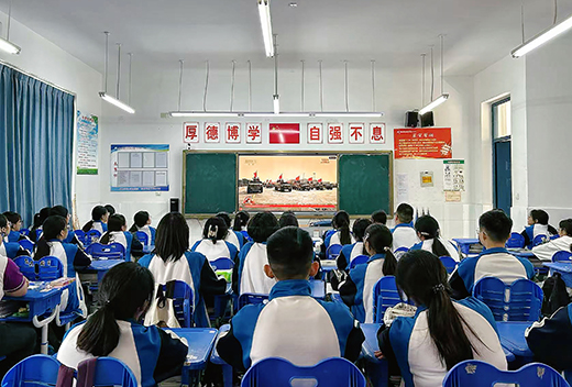 我縣社會(huì)各界人士收看紀(jì)念中國(guó)人民抗日戰(zhàn)爭(zhēng)暨世界反法西斯戰(zhàn)爭(zhēng)勝利80周年大會(huì)直播