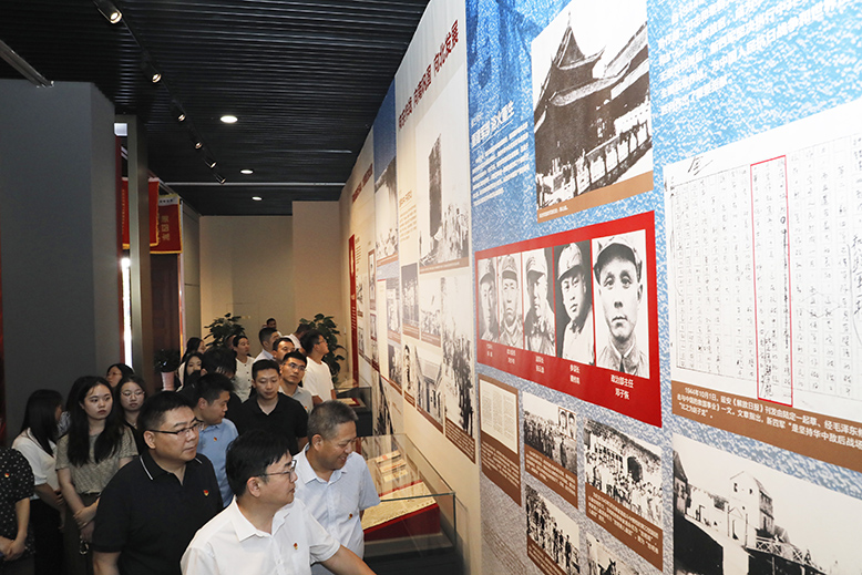 縣委宣傳部參觀新四軍抗戰(zhàn)專題展