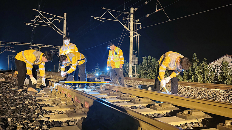 濱海港站組織人員加強(qiáng)線路設(shè)備巡檢